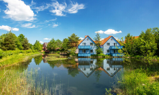 blaue Ferienhäuser direkt am See im Familienresort am Fleesensee