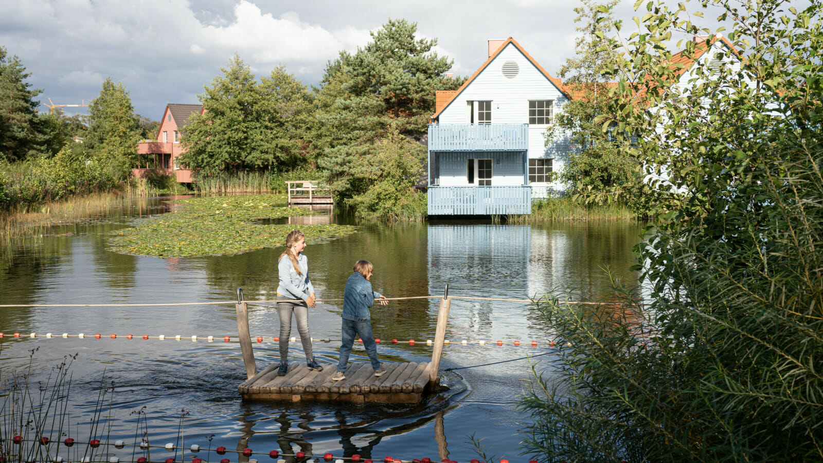 Kinder auf einem Seilfloß im Familienresort am Fleesensee