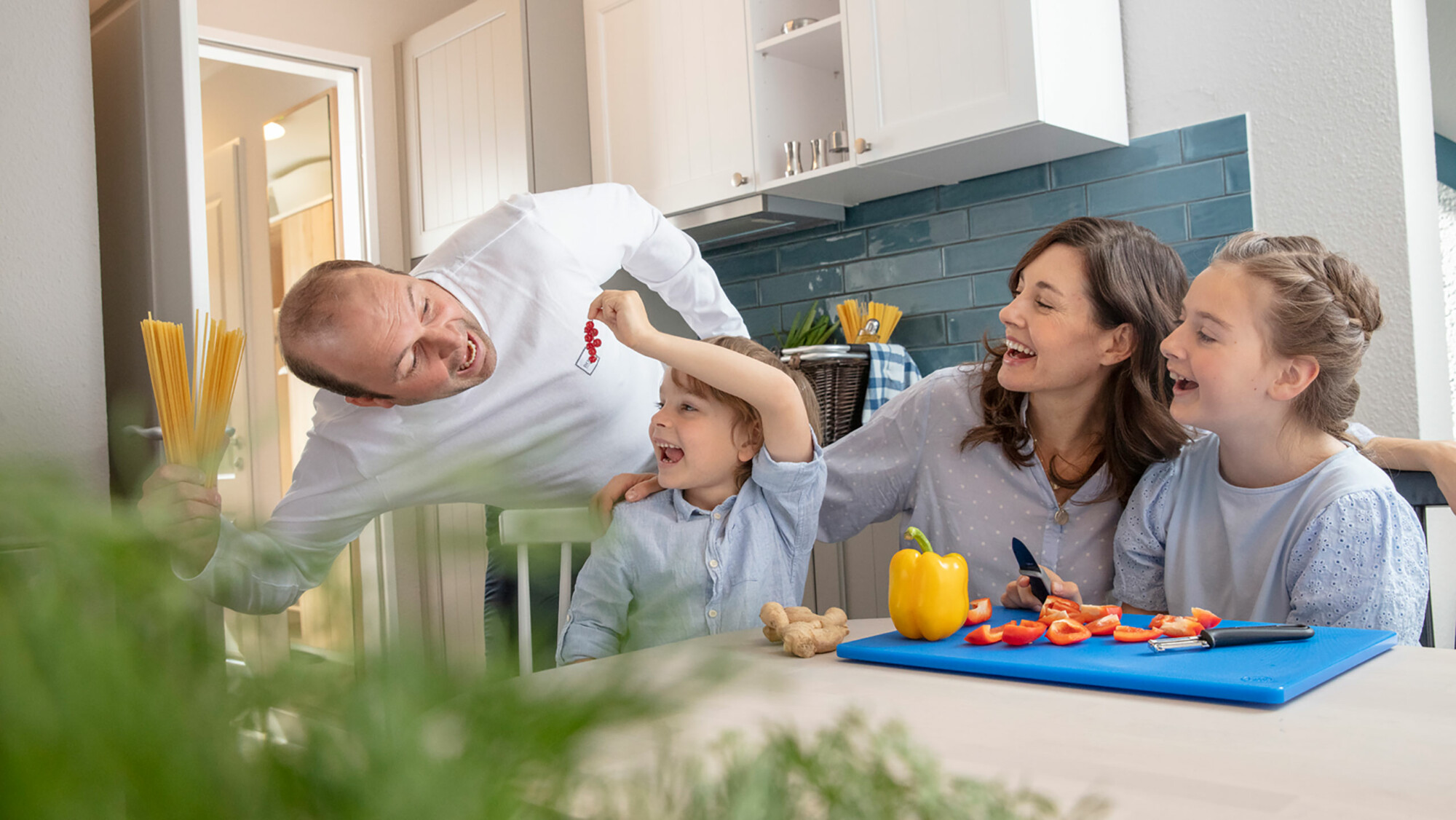 Familie am Esstisch bereiten Kochen vor im Familienurlaub in Mecklenburg Vorpommern