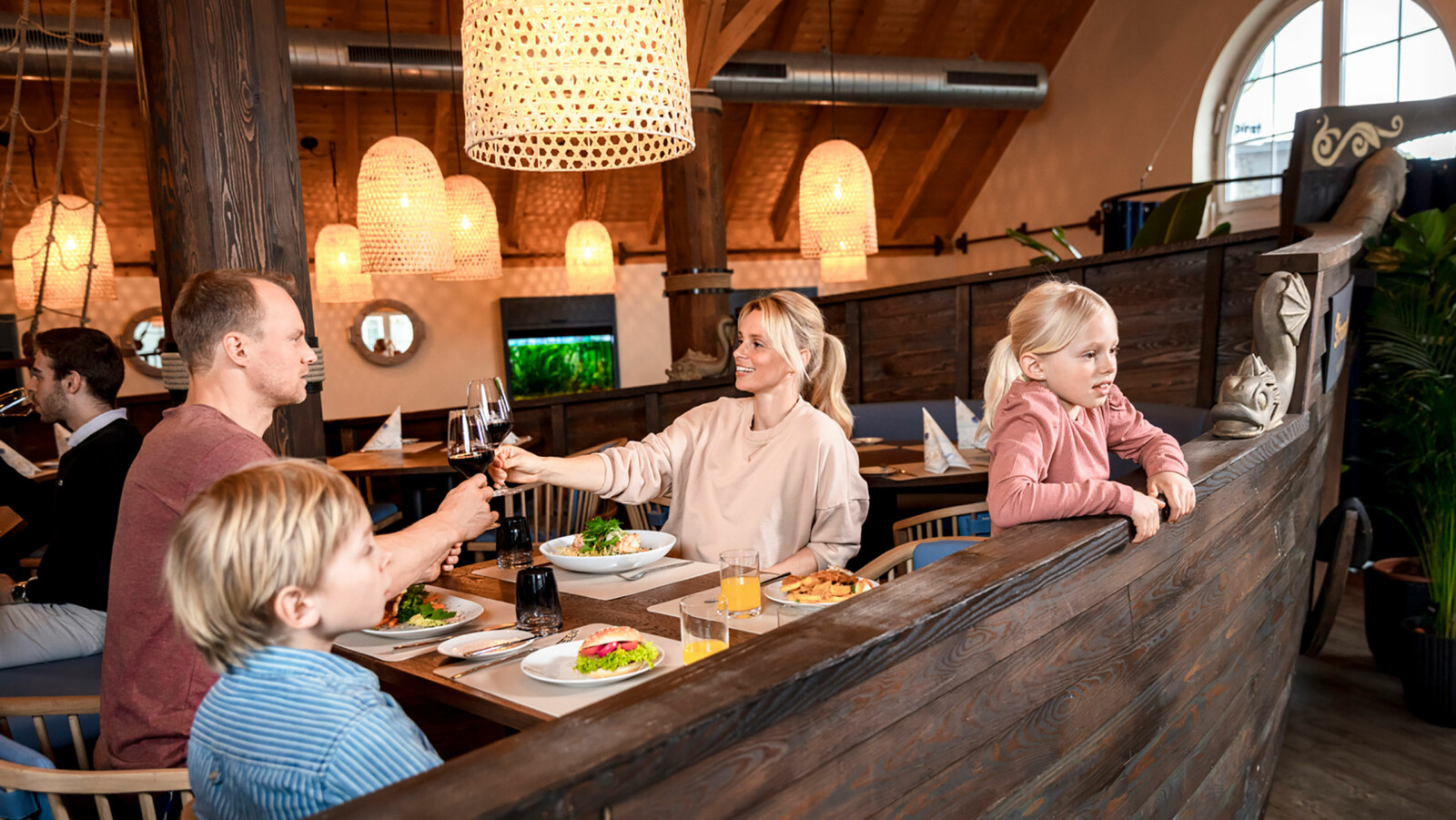 Familie in einem gemĂźtlichen Restaurant in Mecklenburg-Vorpommern