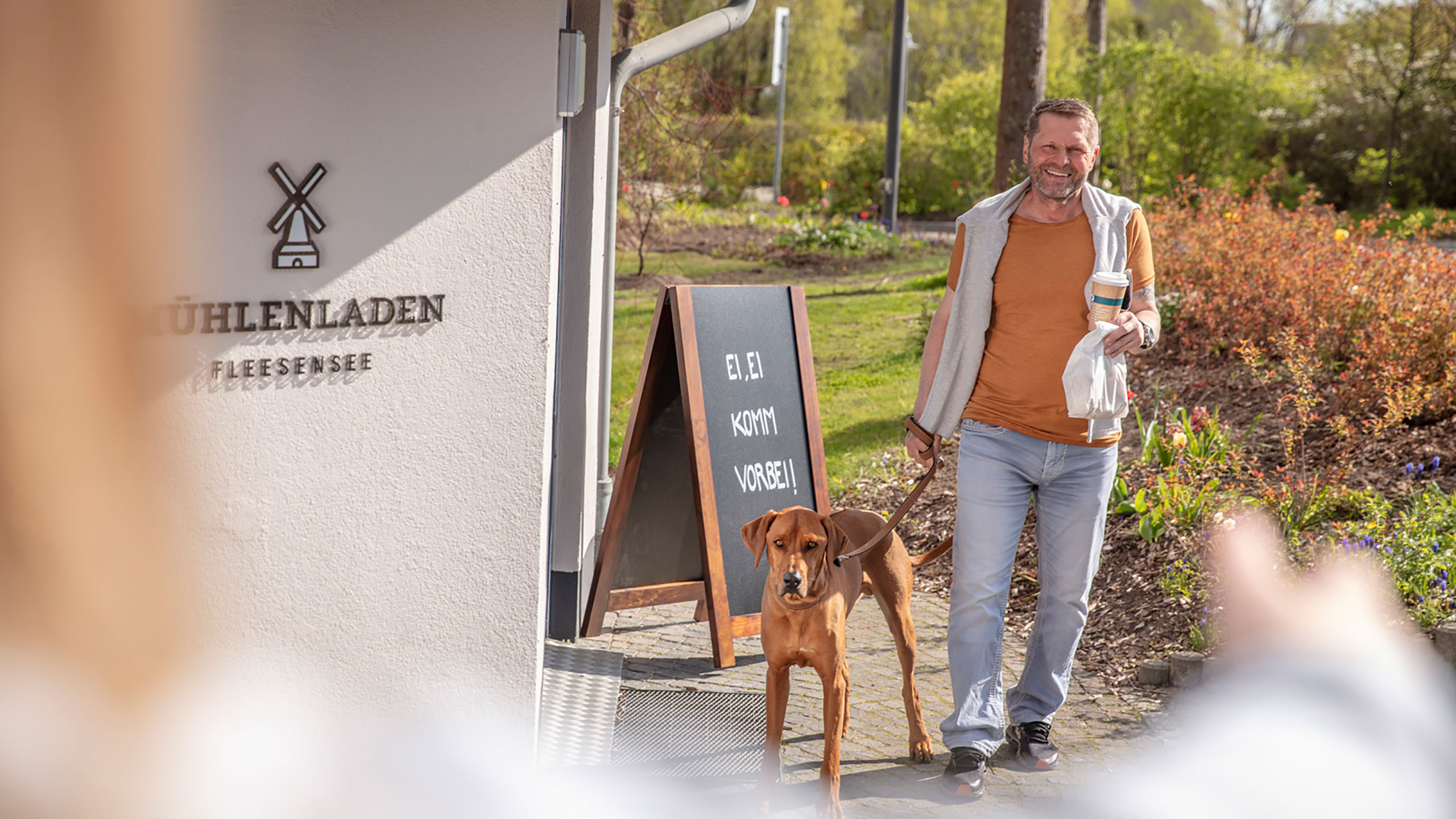 Vater und Tochter holen frische Bäckerbrötchen