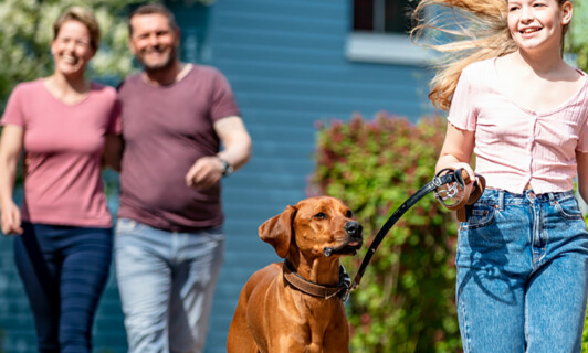 Familie mit Hund beim Apartmenturlaub in Mecklenburg-Vorpommern