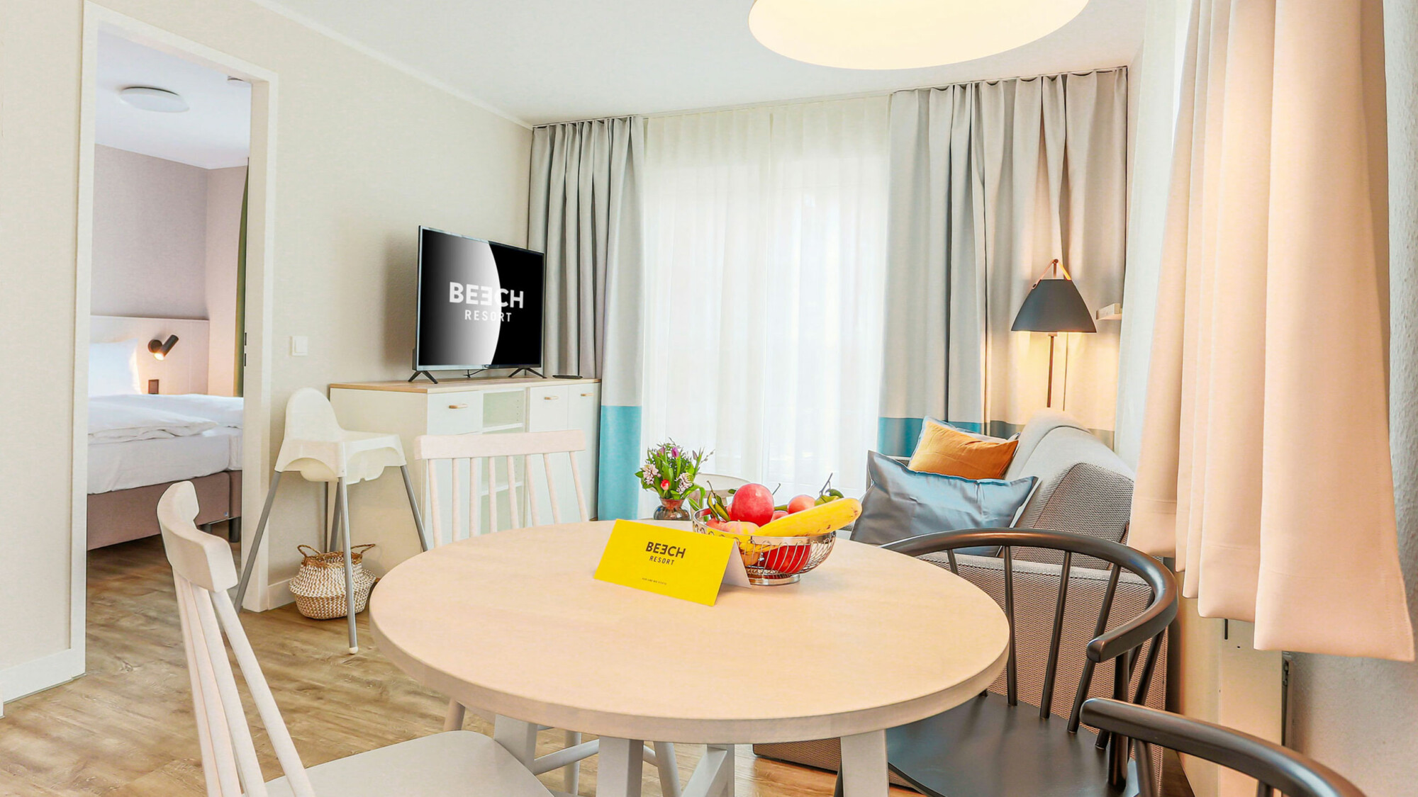 Ferienwohnung am Fleesensee mit Esstisch, Sofa und angrenzendem Schlafzimmer