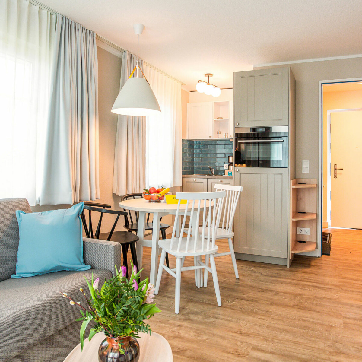 Wohnzimmer einer Ferienwohnung für Familien mit kleiner Küchenzeile
