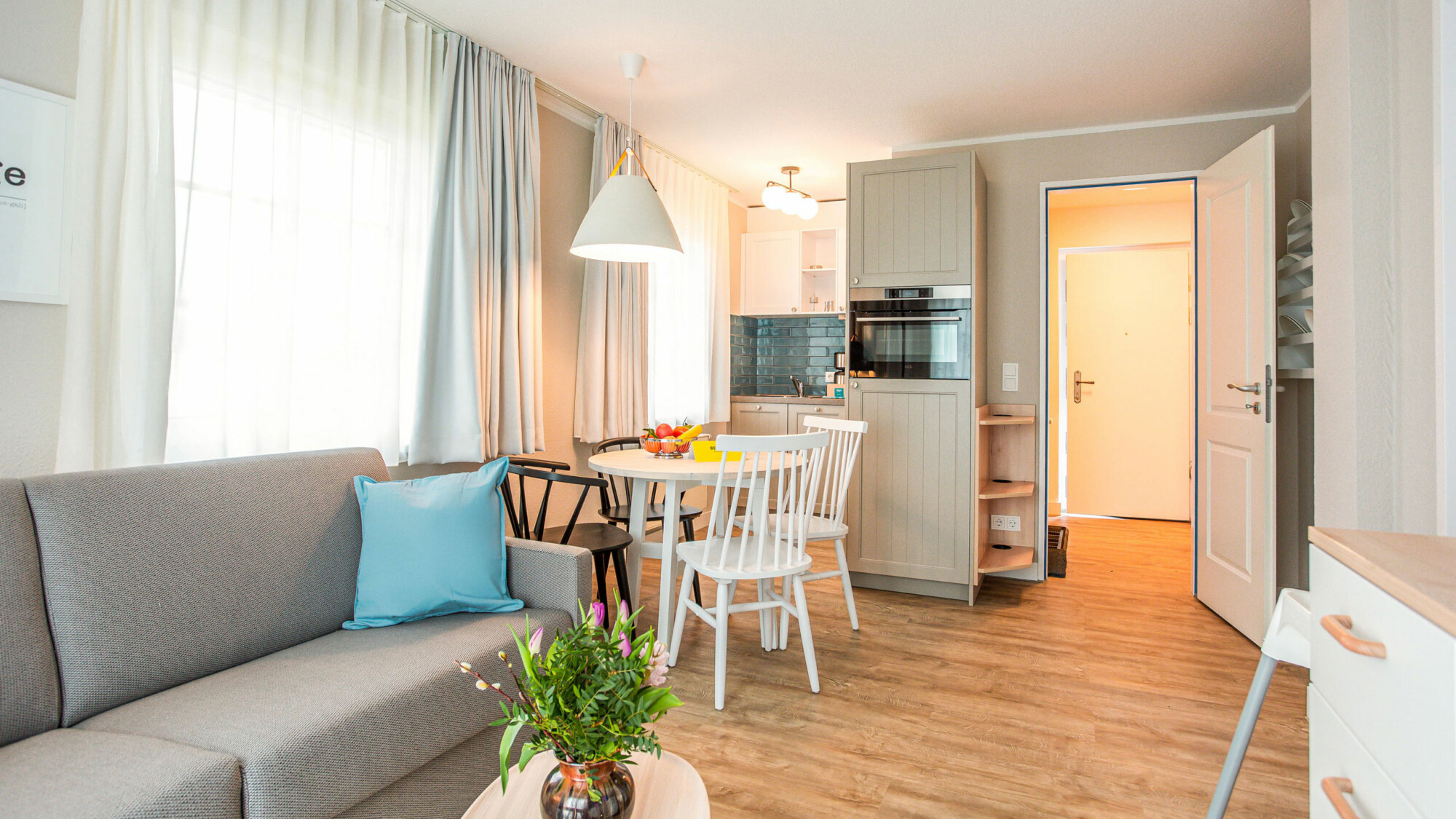 Wohnzimmer einer Ferienwohnung für Familien mit kleiner Küchenzeile