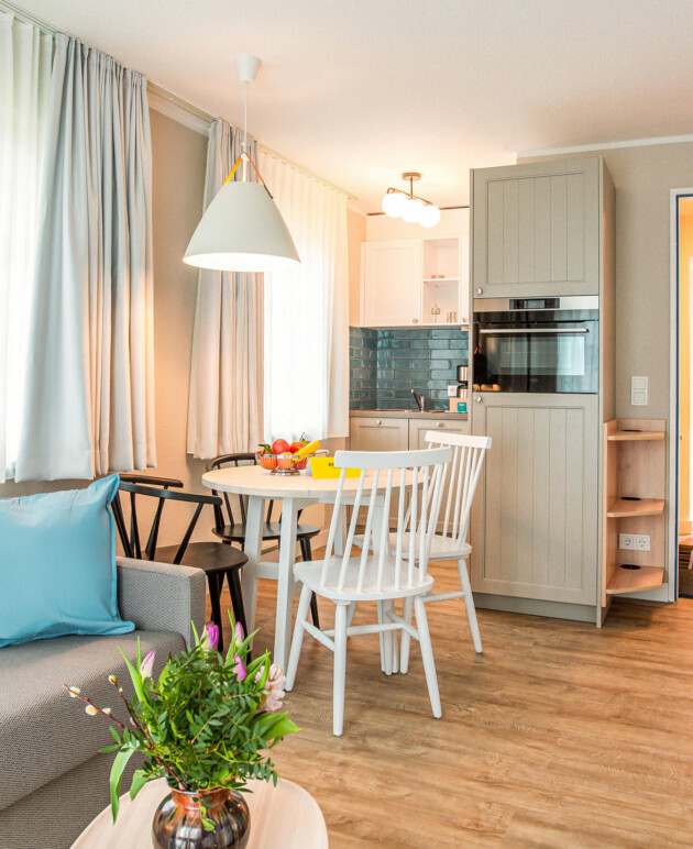 Wohnzimmer einer Ferienwohnung für Familien mit kleiner Küchenzeile