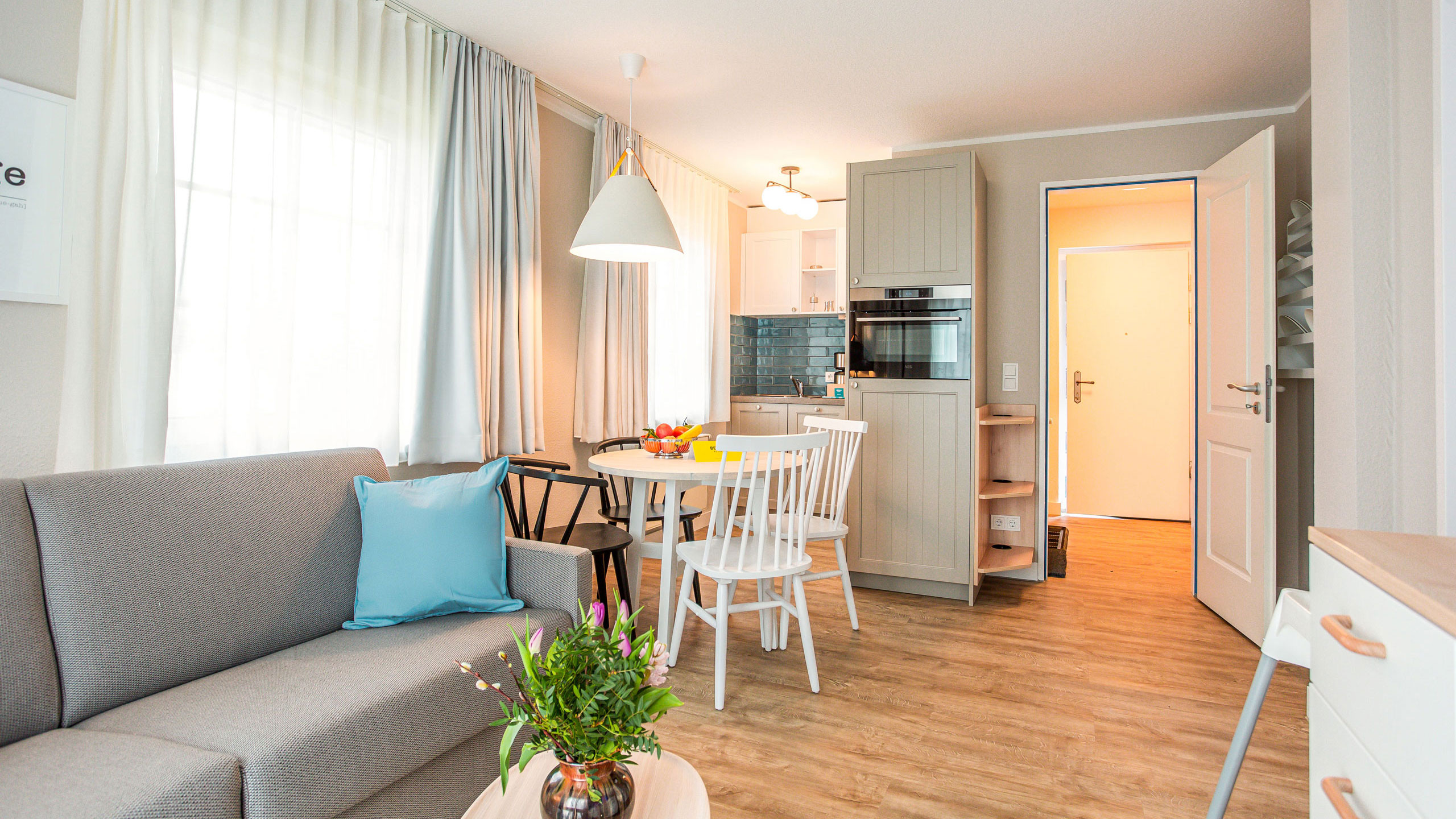 Wohnzimmer einer Ferienwohnung für Familien mit kleiner Küchenzeile