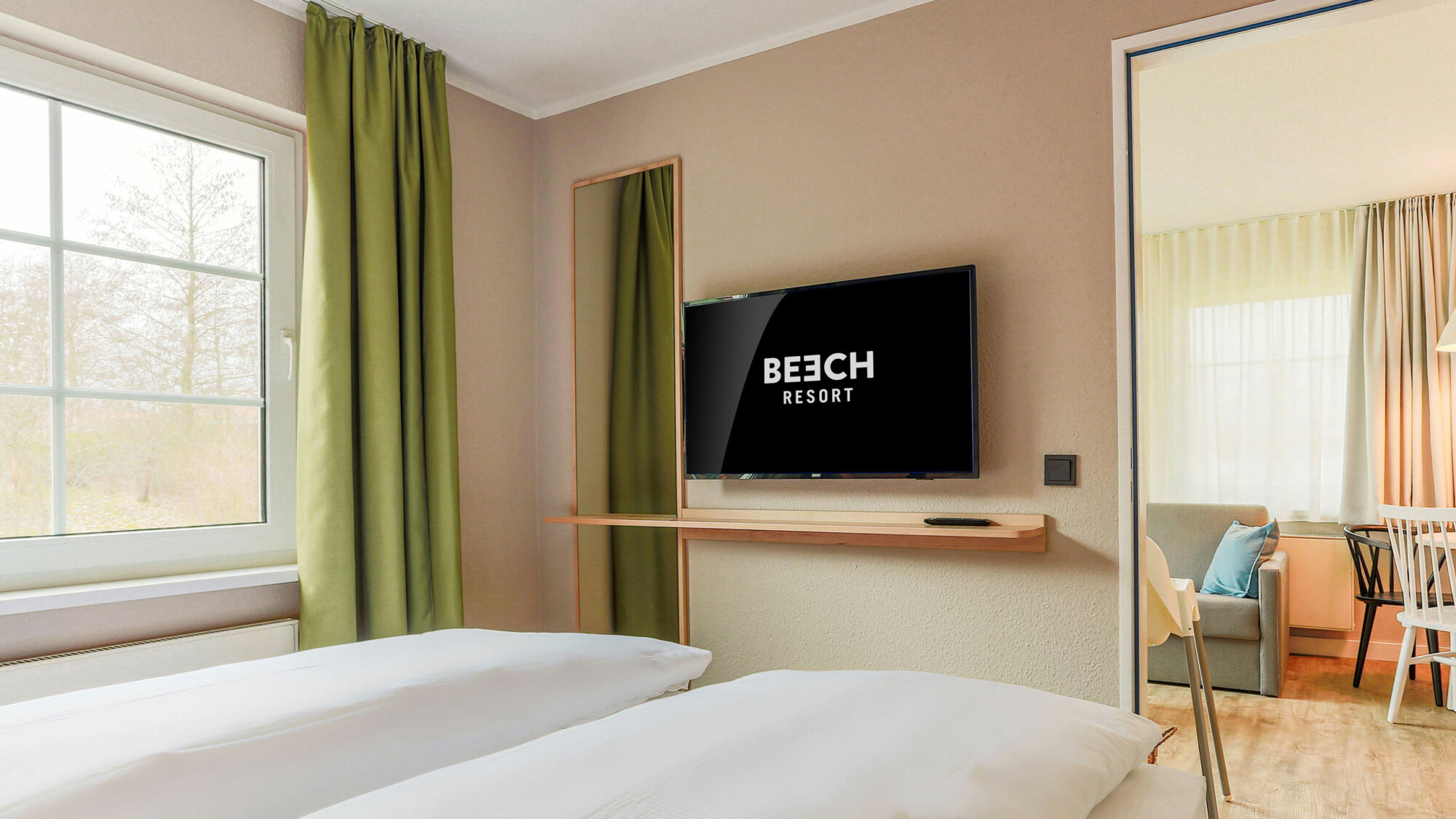 Schlafzimmer einer BEECH Ferienwohnung am Fleesensee mit großem Fernseher