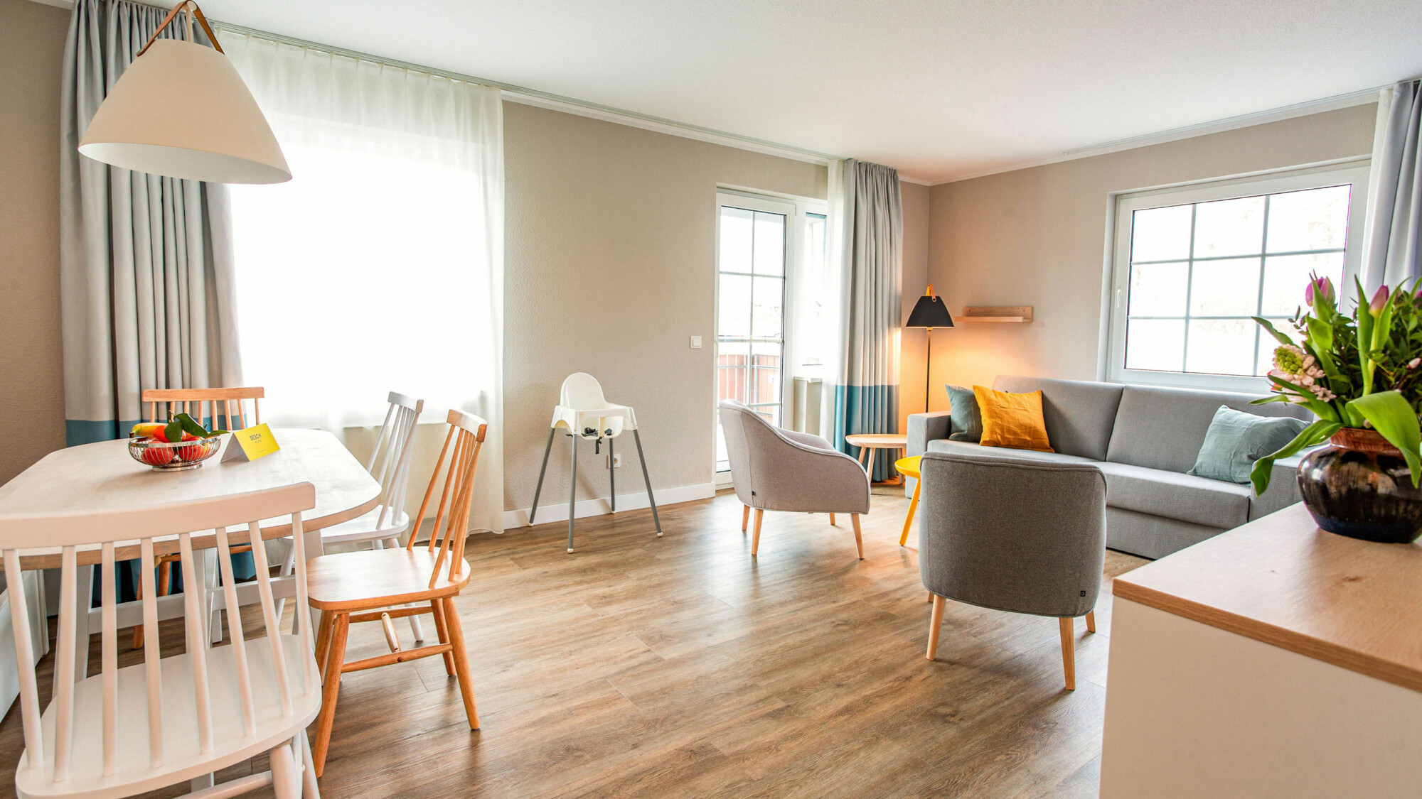 Blick in den Wohnbereich einer hellen Ferienwohnung für Familien mit Kindern