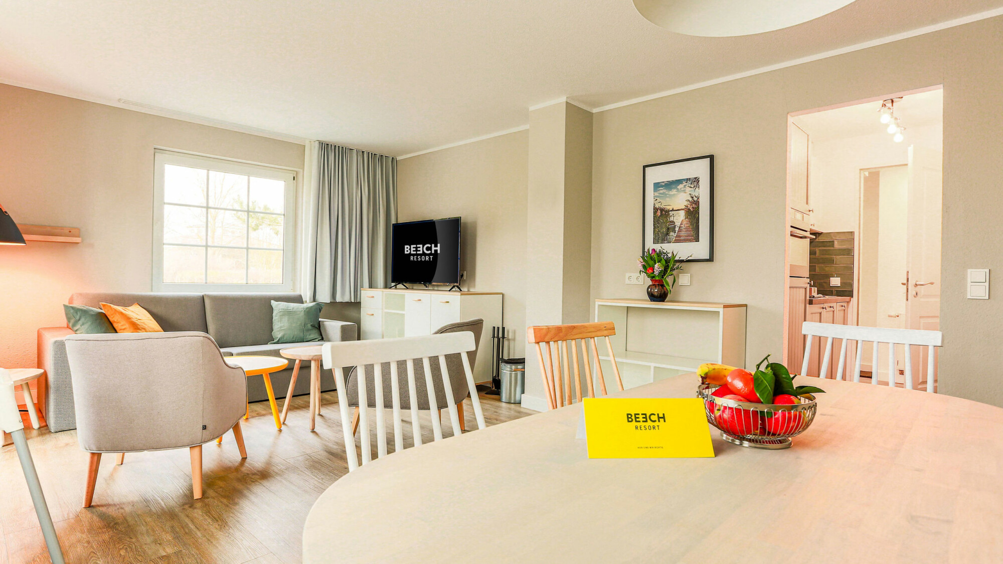 Heller Wohnbereich einer großzügigen Ferienwohnung für Familien am Fleesensee