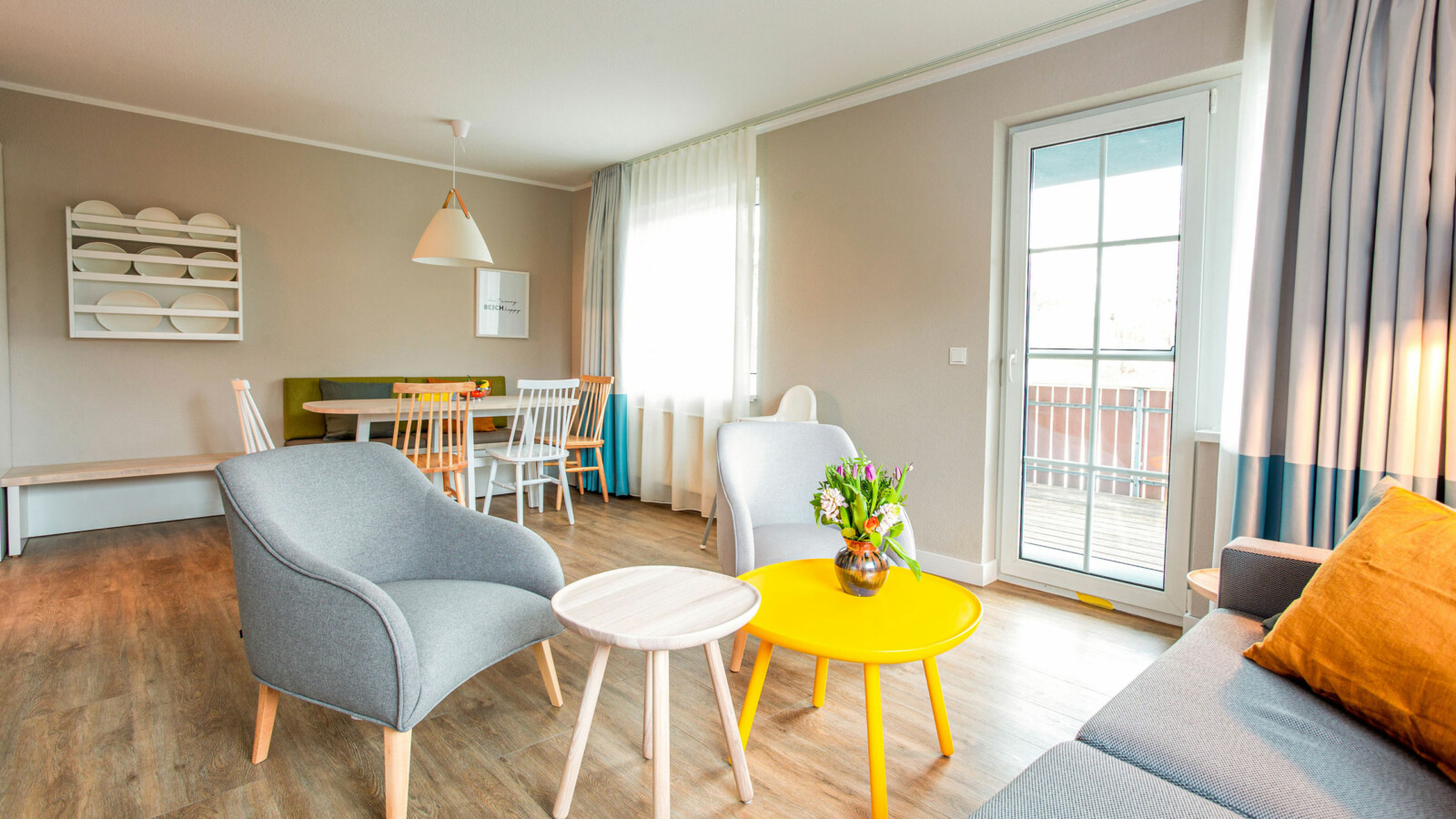 Blick in den hellen Wohnbereich einer Ferienwohnung für Familien am Fleesensee