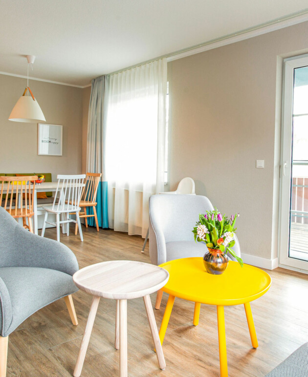Blick in den hellen Wohnbereich einer Ferienwohnung für Familien am Fleesensee