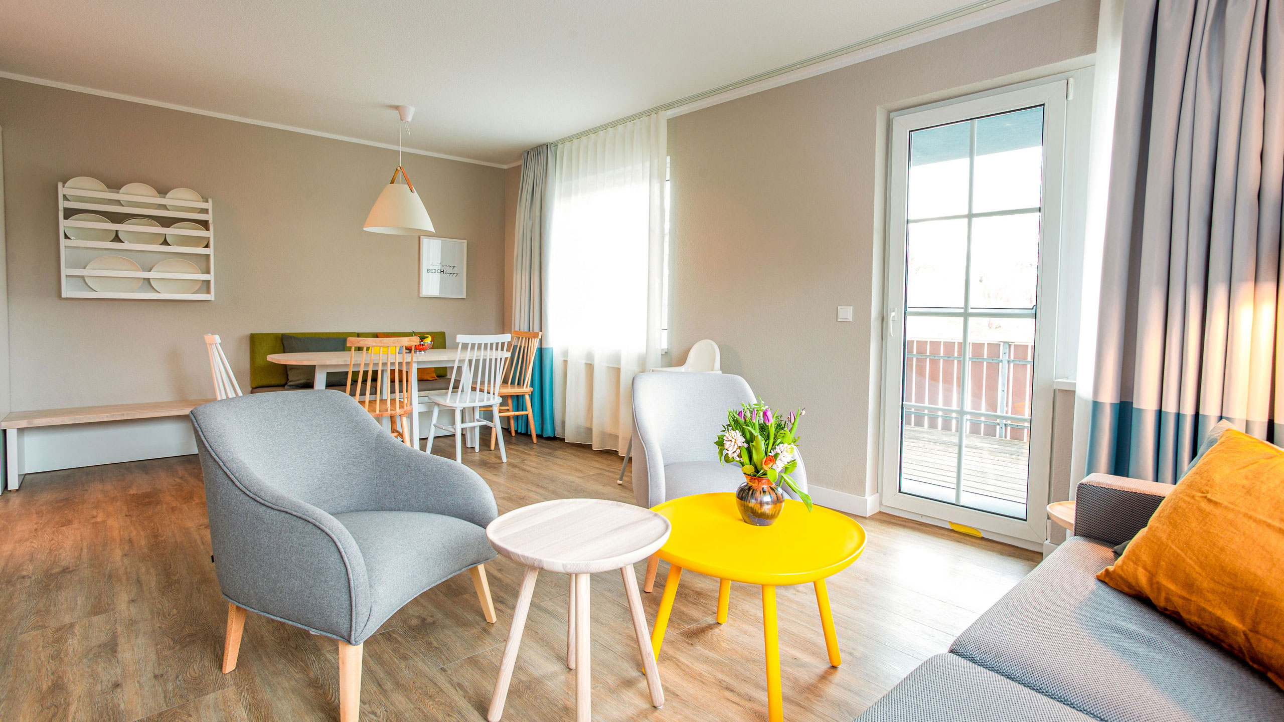 Blick in den hellen Wohnbereich einer Ferienwohnung für Familien am Fleesensee