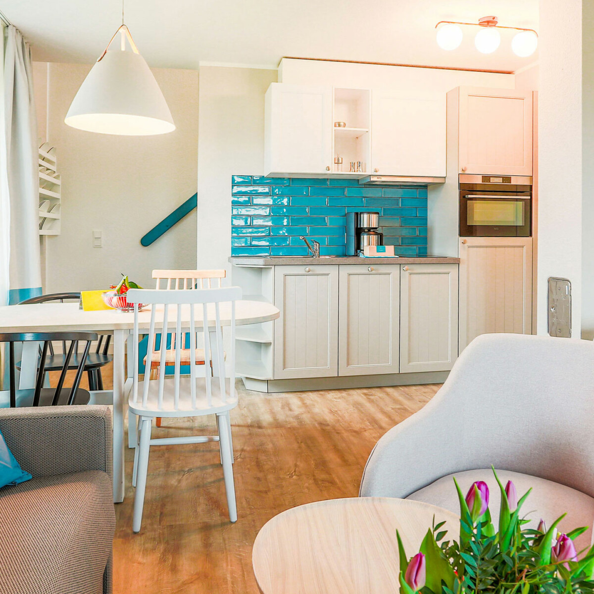 BEECH Ferienwohnung am Fleesensee mit kleiner Küchenzeile und Wohnbereich