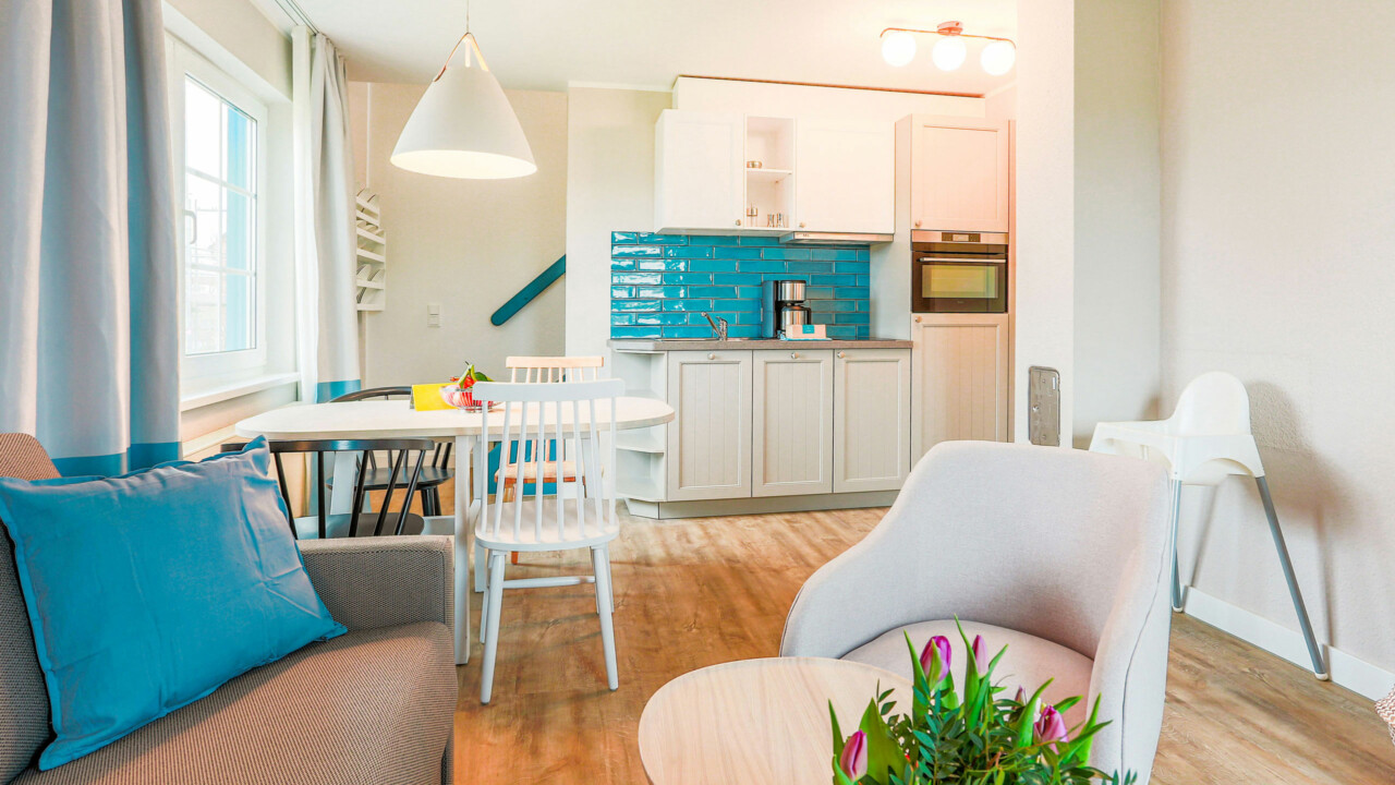 BEECH Ferienwohnung am Fleesensee mit kleiner Küchenzeile und Wohnbereich