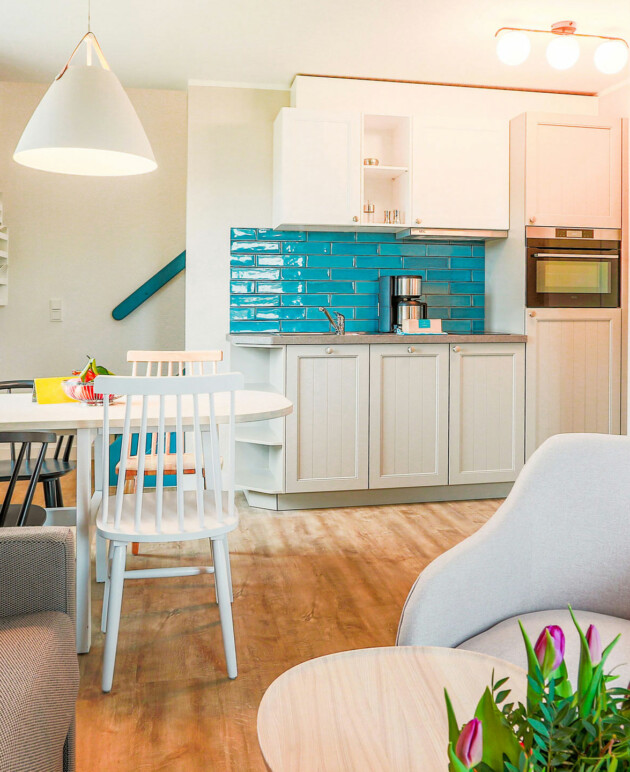 BEECH Ferienwohnung am Fleesensee mit kleiner Küchenzeile und Wohnbereich