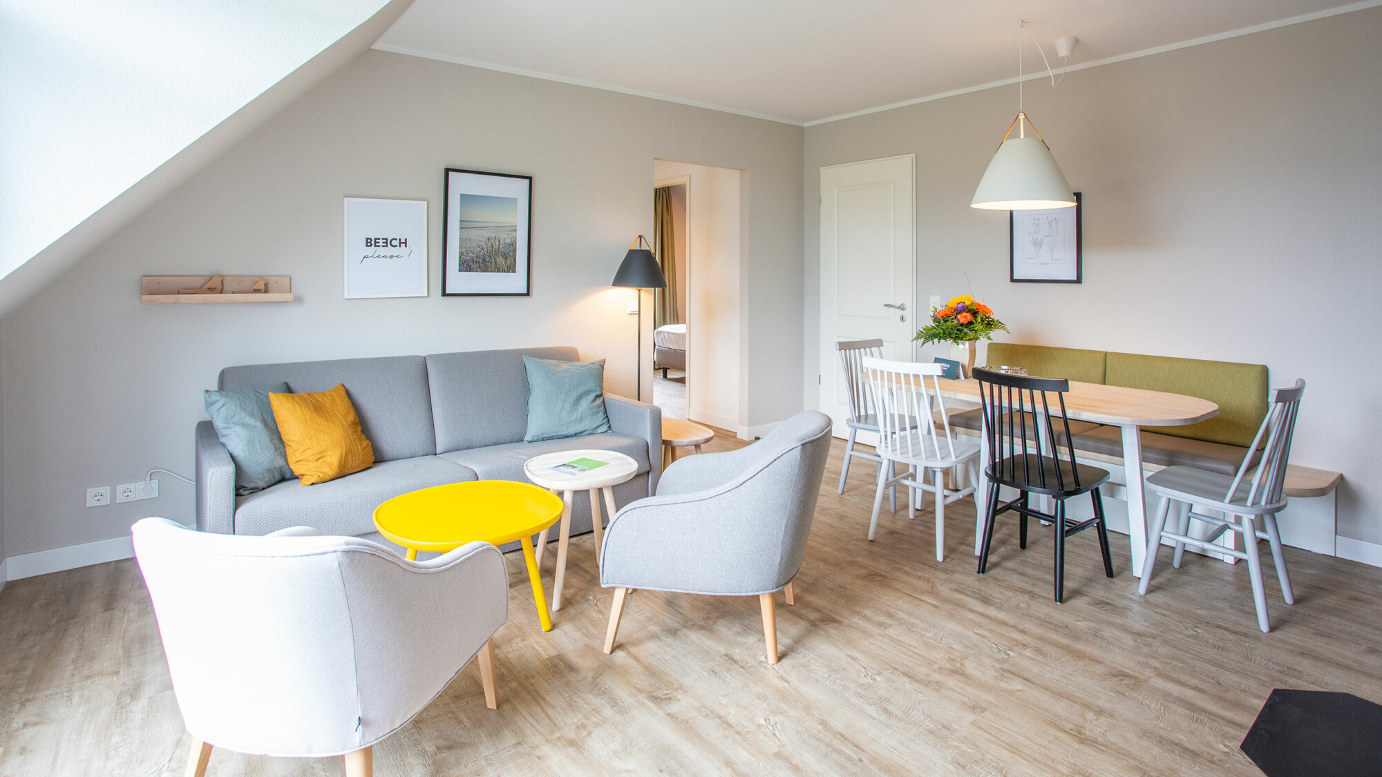 Stilvoll eingerichteter Wohnbereich im BEECH Ferienresort am Fleesensee