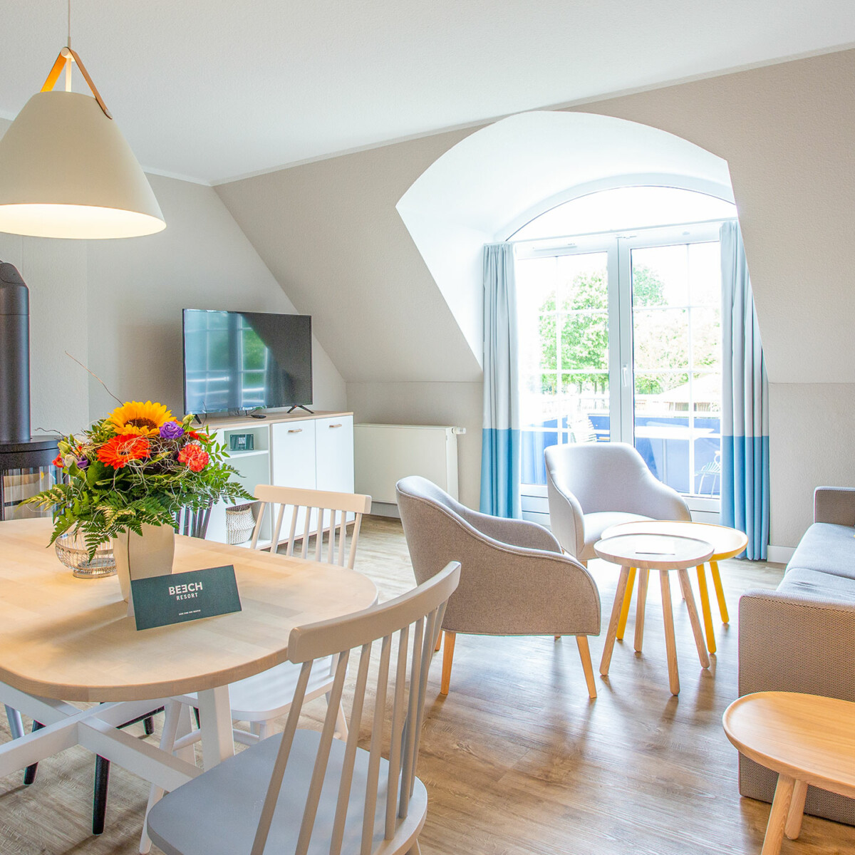 Blick in den bunten Wohnbereich einer Ferienwohnung mit Terrasse am Fleesensee
