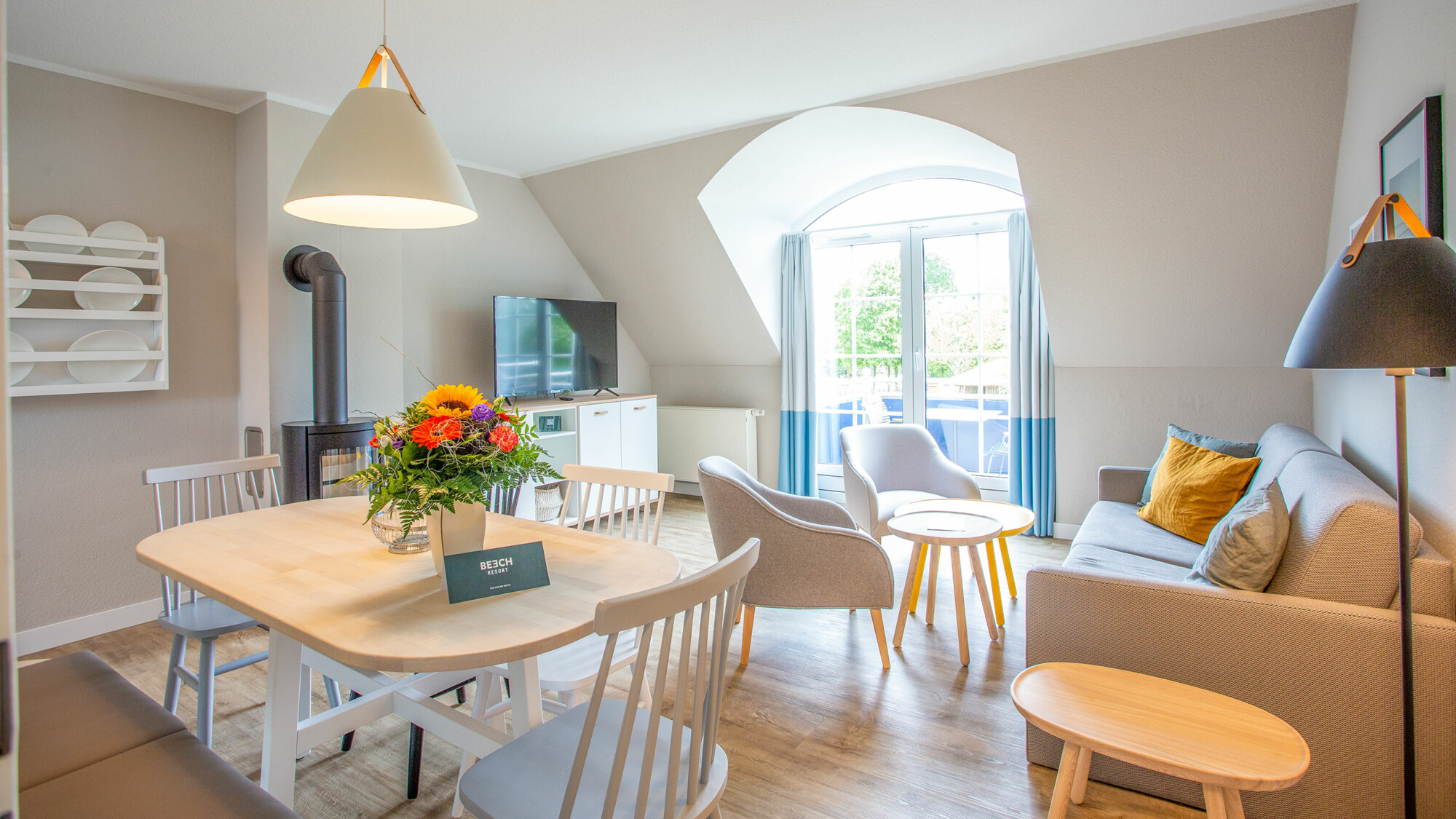 Blick in den bunten Wohnbereich einer Ferienwohnung mit Terrasse am Fleesensee