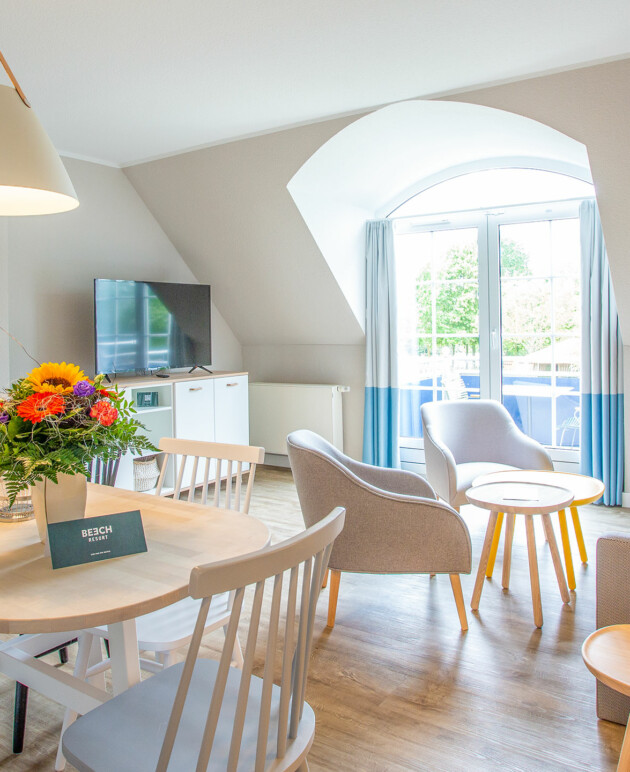Blick in den bunten Wohnbereich einer Ferienwohnung mit Terrasse am Fleesensee