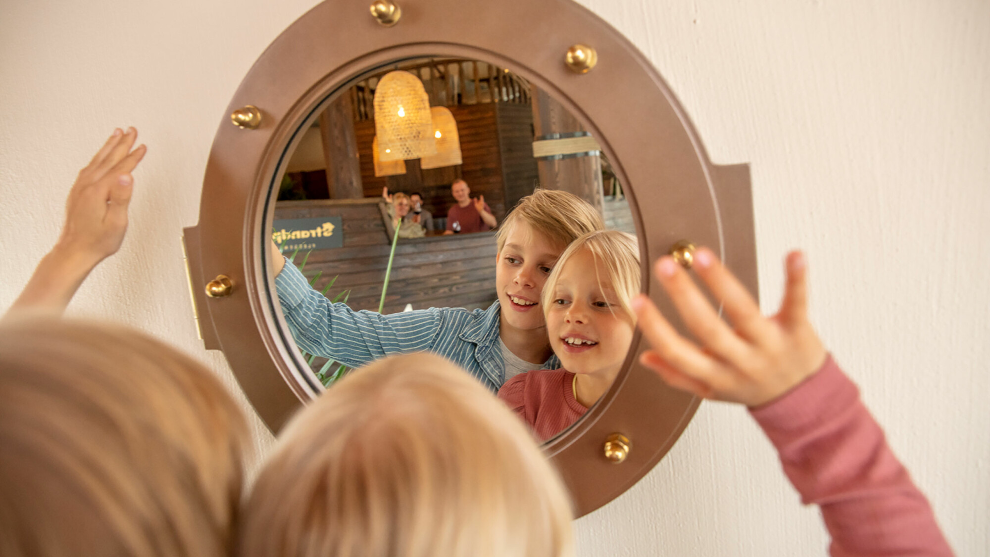 Spiegelbild von Kindern im Restaurant Strandpirat für Familien am Fleesensee