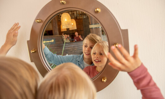 Spiegelbild von Kindern im Restaurant Strandpirat für Familien am Fleesensee