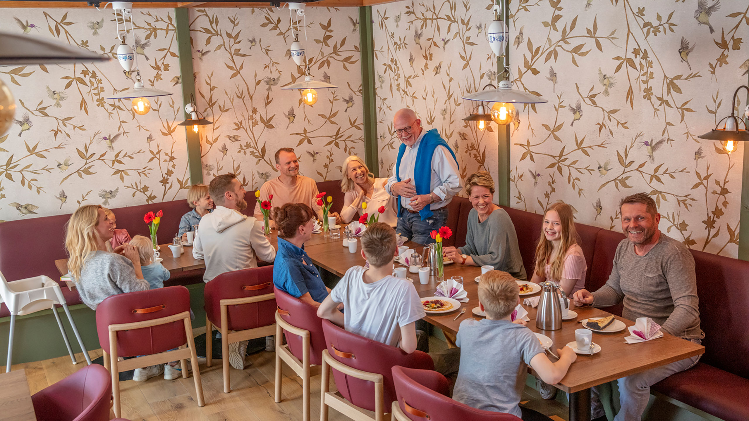 Großes Familientreffen bei Kaffee und Kuchen im Restaurant des BEECH Resort Fleesensee