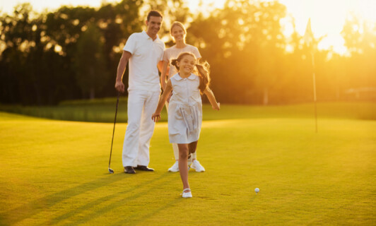 Familie auf dem Golfplatz während Golfurlaub am Fleesensee
