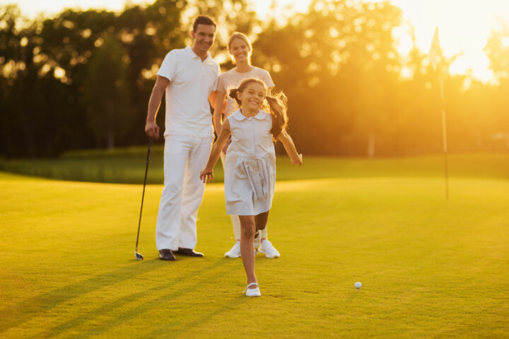 Familie auf dem Golfplatz während Golfurlaub am Fleesensee