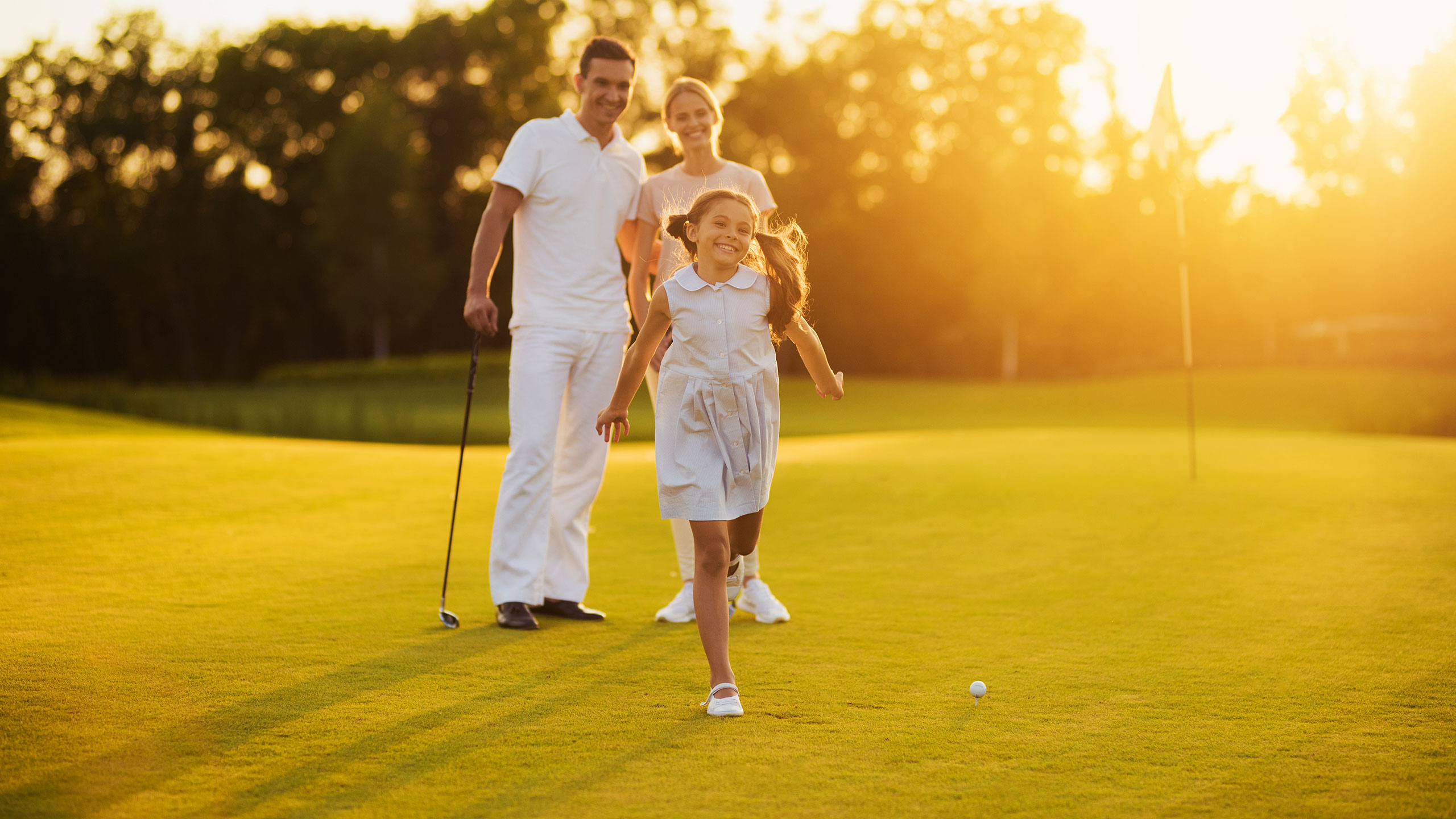 Familie auf dem Golfplatz während Golfurlaub am Fleesensee