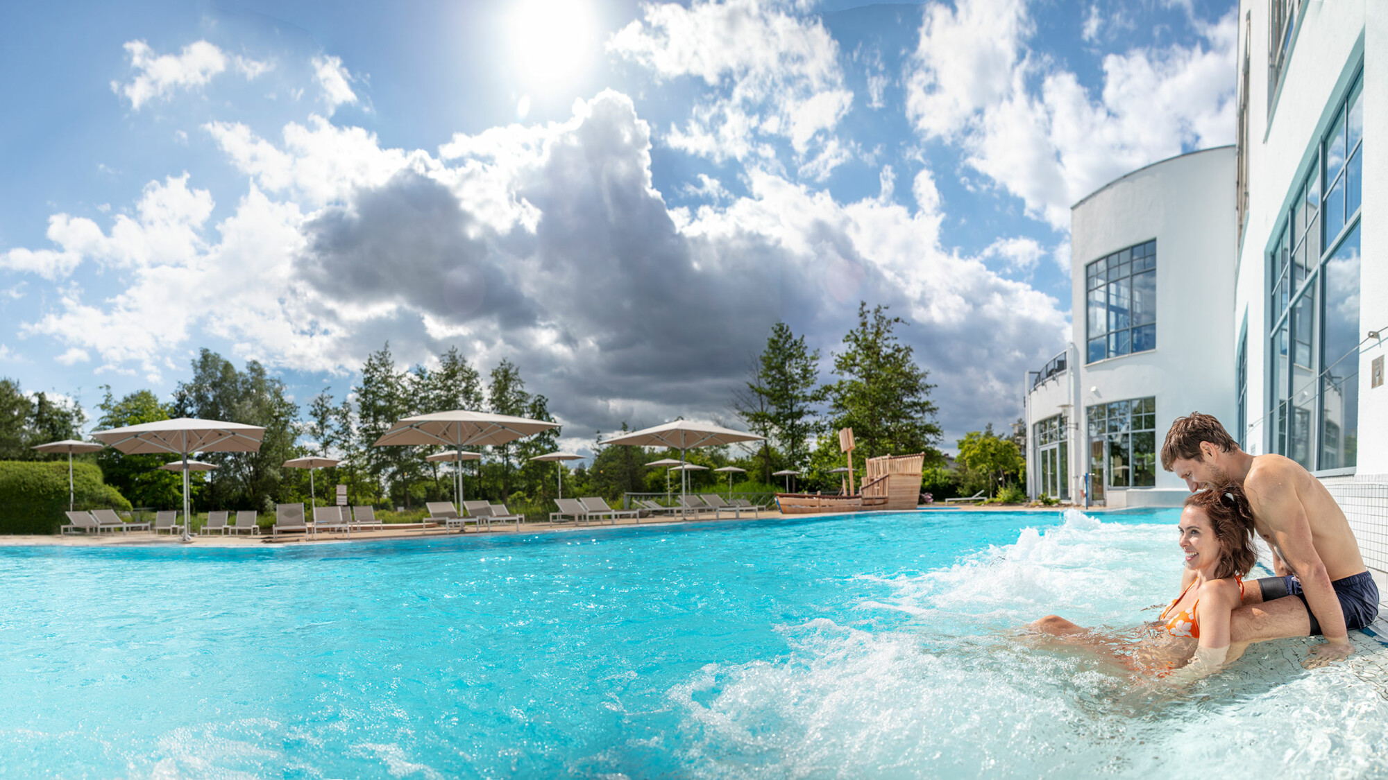 Paar im Außenpool des Fleesensee Hotel mit Therme