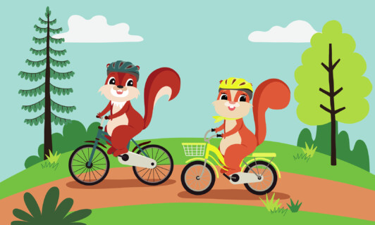 Eichhörnchen Maskottcen Eddi und Ewi auf dem Fahrrad im Urlaub an der mecklenburgischen Seenplatte