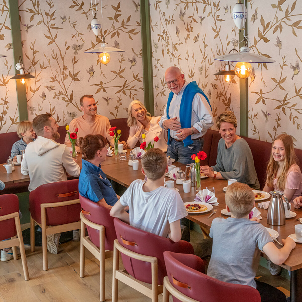 Großes Familientreffen bei Kaffee und Kuchen im Restaurant des BEECH Resort Fleesensee