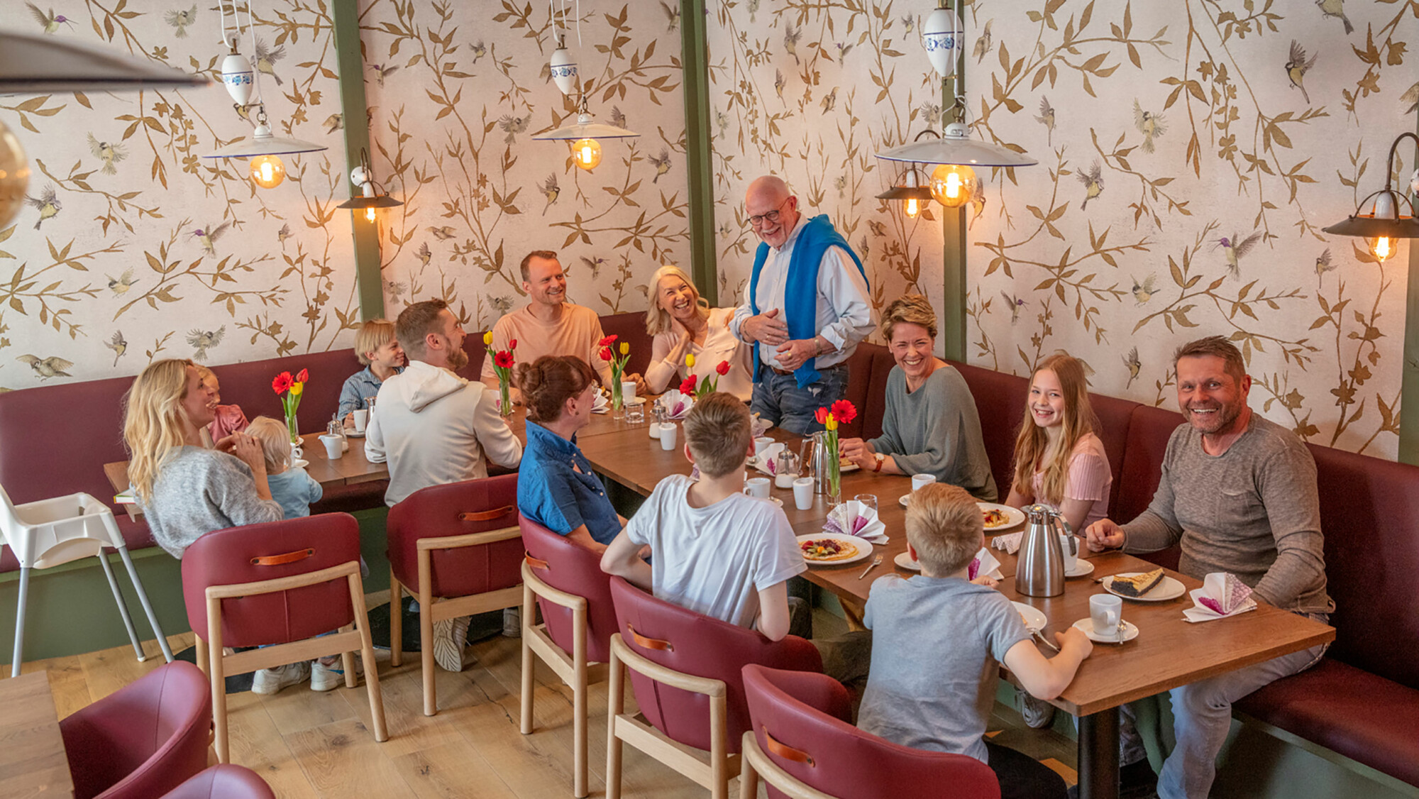 Großes Familientreffen bei Kaffee und Kuchen im Restaurant des BEECH Resort Fleesensee
