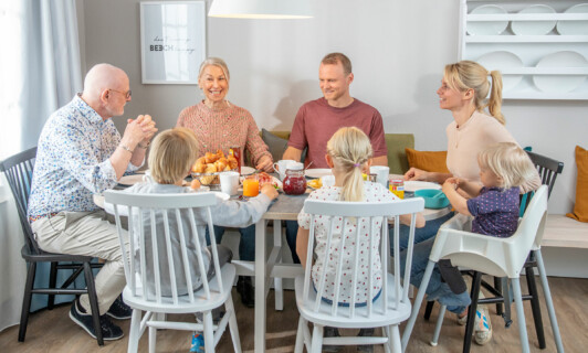 Familie sitzt am Esstisch im Apartment am Fleesensee