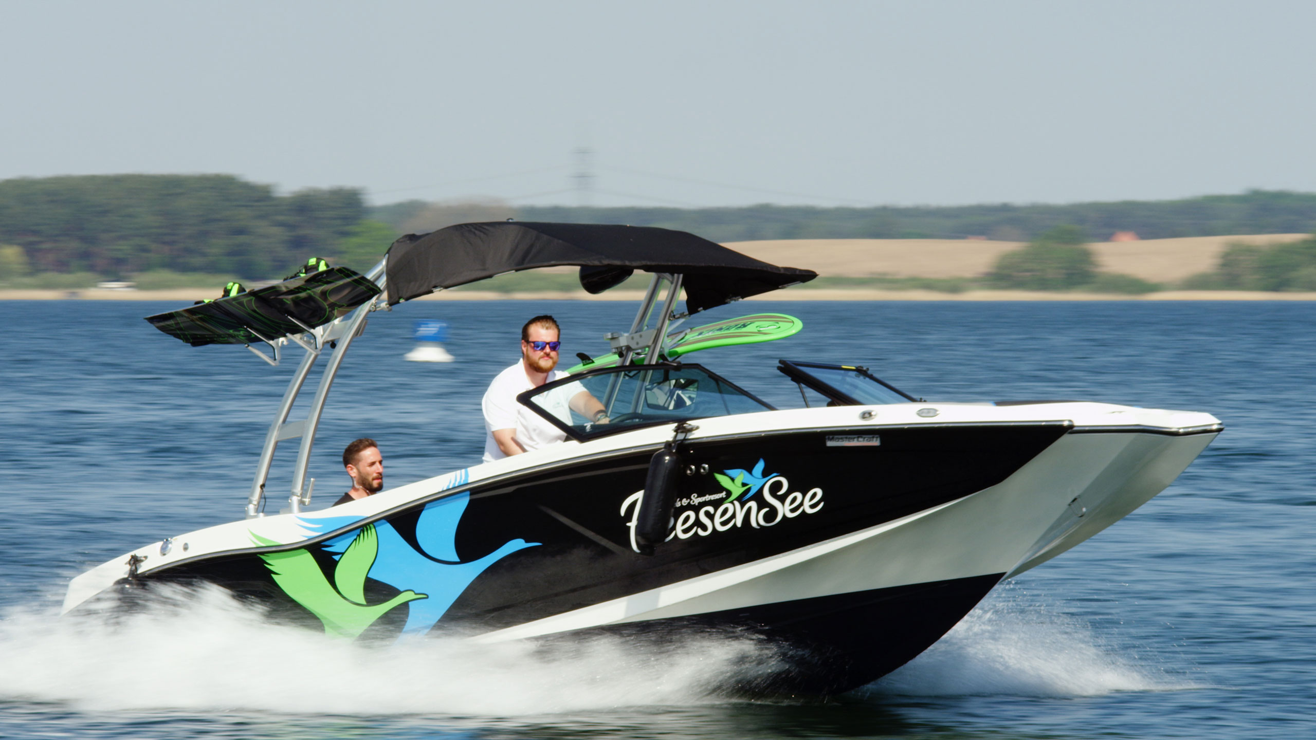 Motorboot fahren im Familienurlaub in Mecklenburg Vorpommern