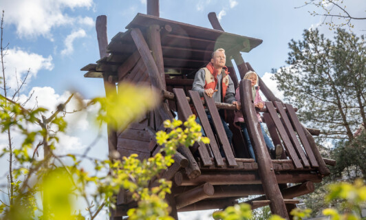Vater mit Tochter auf dem Baumhaus nahe dem BEECH Resort Fleesensee