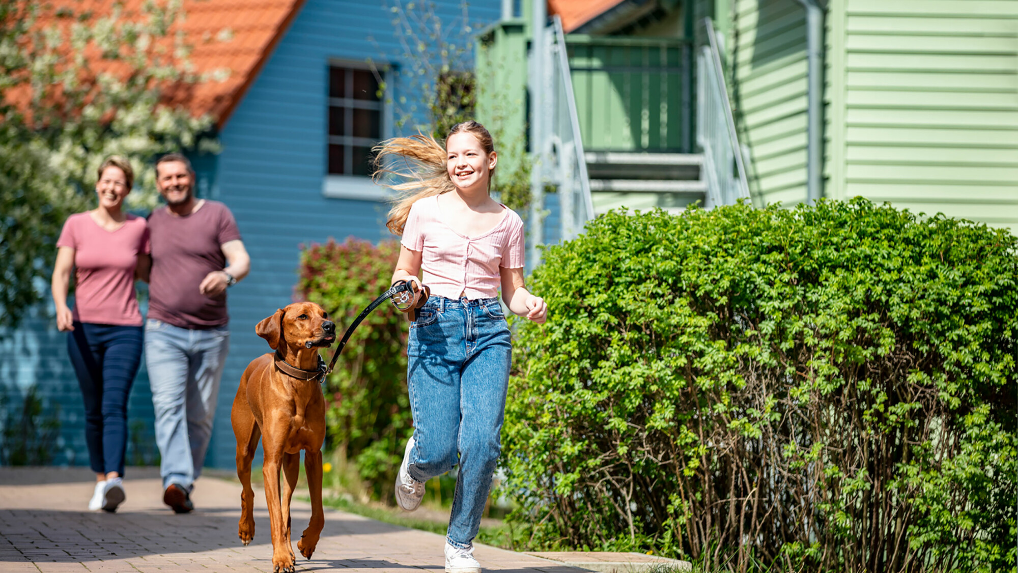 Kind läuft mit Hund im BEECH Resort Fleesensee | Urlaub mit Hund