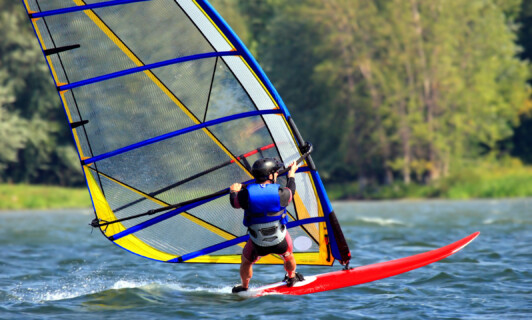 Windsurfen im Urlaub mit Familie am Fleesensee