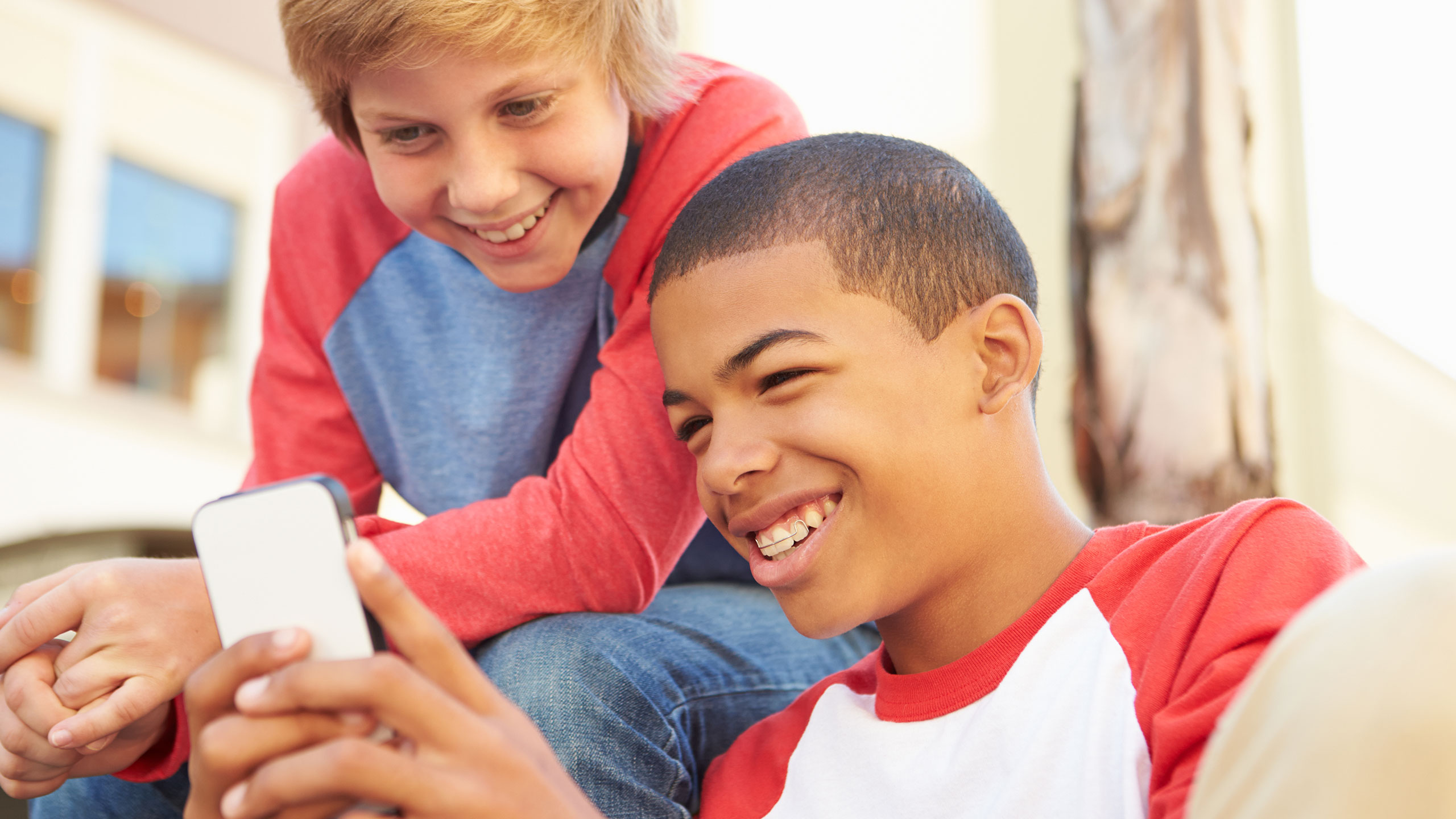 Jungs spielen auf Smartphone im Familienapartment am Fleesensee