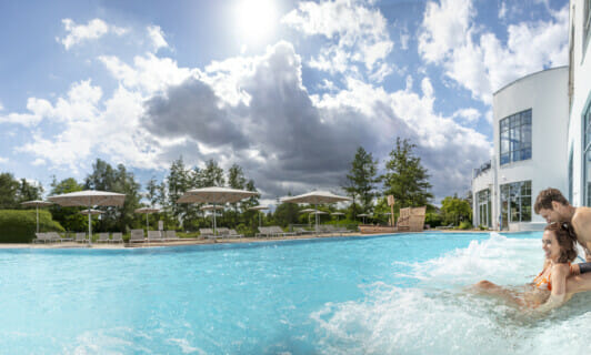 Paar im Außenpool des Fleesensee Hotel mit Therme