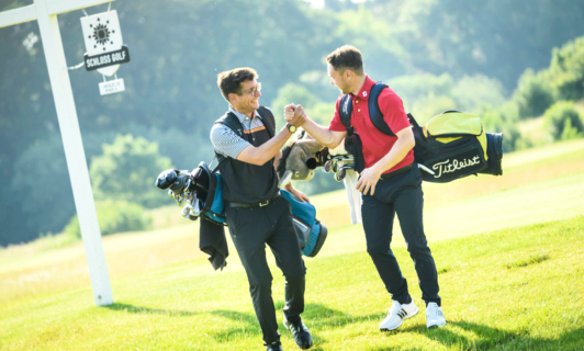 Männer beim Golf spielen am Fleesensee