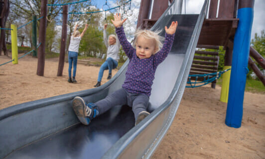 Kleinkind auf Spielplatz Rutsche im Hotel in Mecklenburg Vorpommern