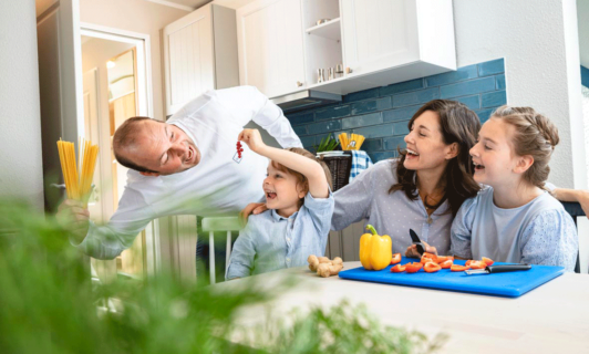 Familie zusammen in der Küche im Familienapartment an der mecklenburgischen Seenplatte