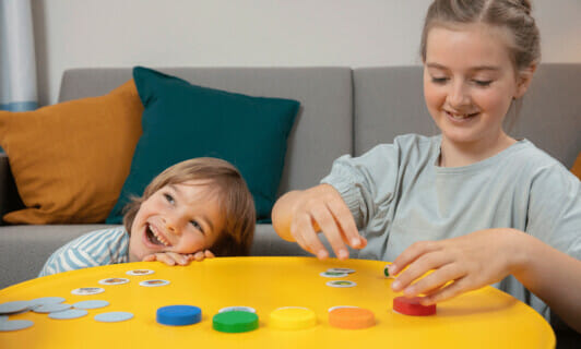 Gesellschaftsspiel im Familienapartment am Fleesensee spielen