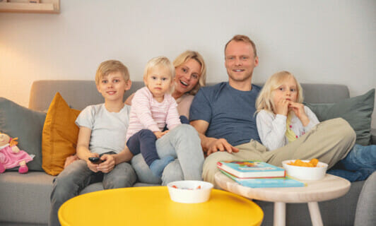 Familie beim Filmabend in Ferienwohnung am Fleesensee