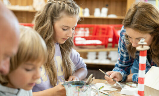 Kinder in der Bastelwerkstatt in der Kinderbetreuung vom Hotel
