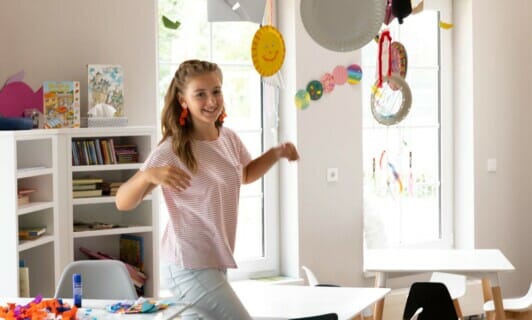 Mädchen tanzt in Bastelwerkstatt im Familienhotel in MV