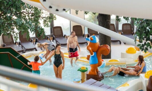 Familie im Kinderbecken des Erlebnisbad Aquafun in MV