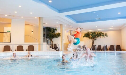 Familie beim Badespaß im Hotel mit Therme in Norddeutschland